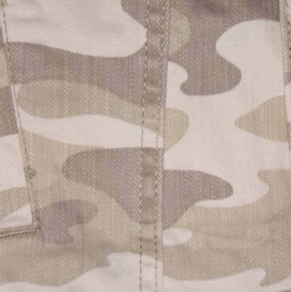 NWT Sanctuary Camo Cropped Denim Jacket Size XL - Picture 3 of 5